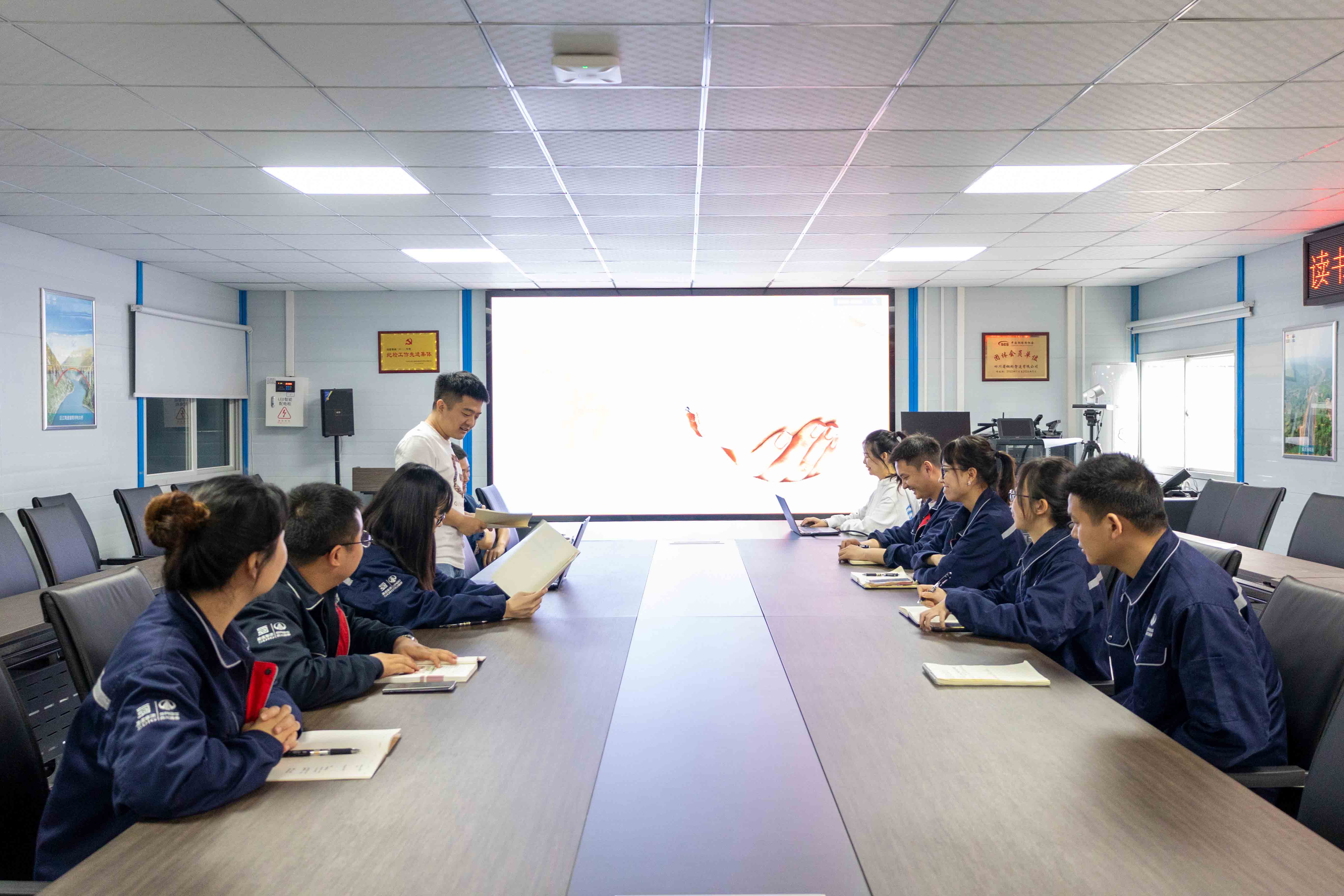 金年会金字招牌组织开展“学习二十大 书香沁金年会金字招牌” 团员读书分享交流会